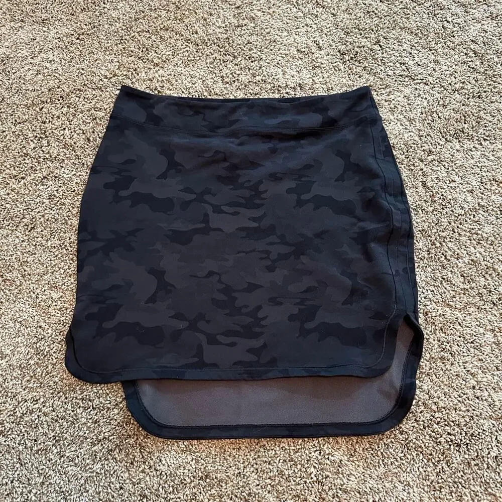 Lululemon Athletica Women’s Size 8 camo skirt (skirt— not skort) EUC